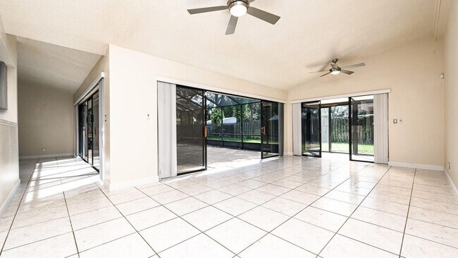 Building Photo - 4 Baywood Dr