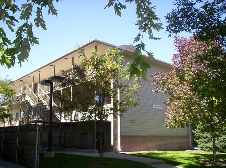 Building Photo - 1817 10th Ave
