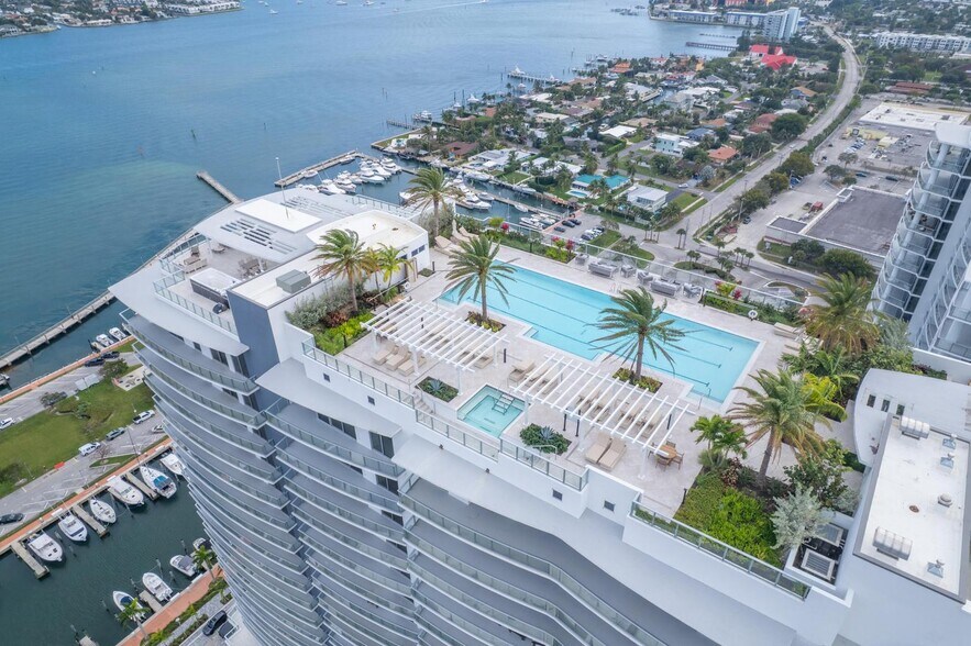 Roof top Pool - 220 Lake Shore Dr