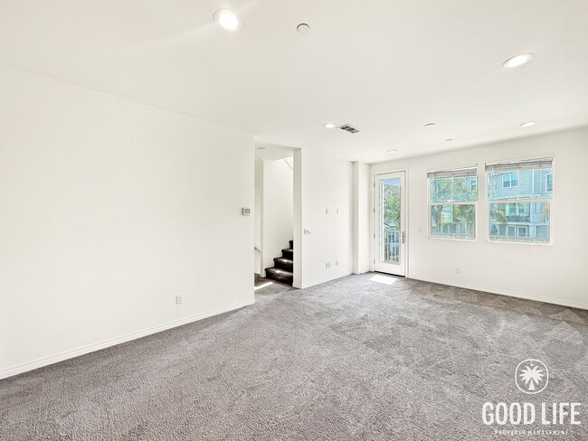 Building Photo - Beautiful 3B/3BA Townhome in Imperial Beach w/ 2-Car Garage & Community Pool!