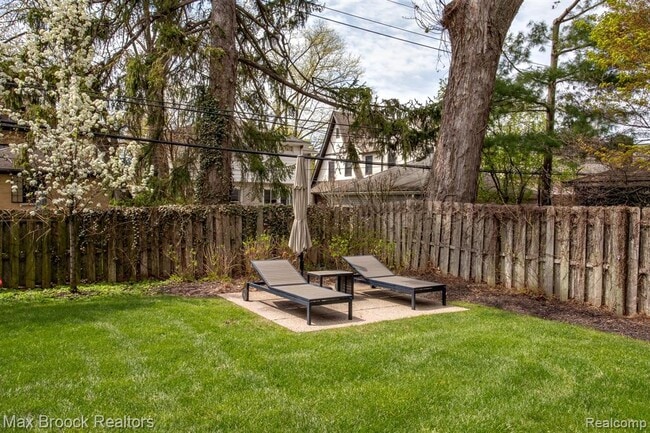 Building Photo - 25925 York Rd