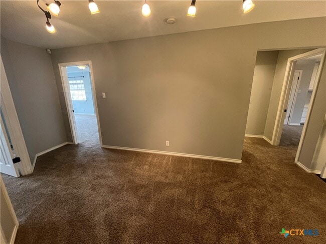 Building Photo - 2013 Highland Dr