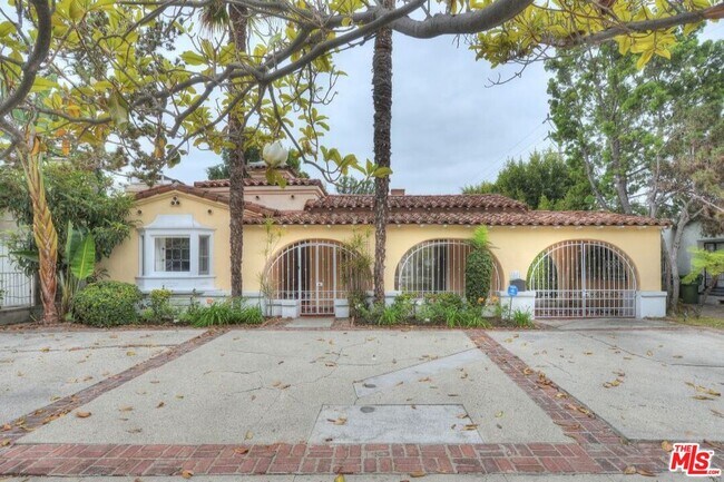 Building Photo - 10864 Wellworth Ave