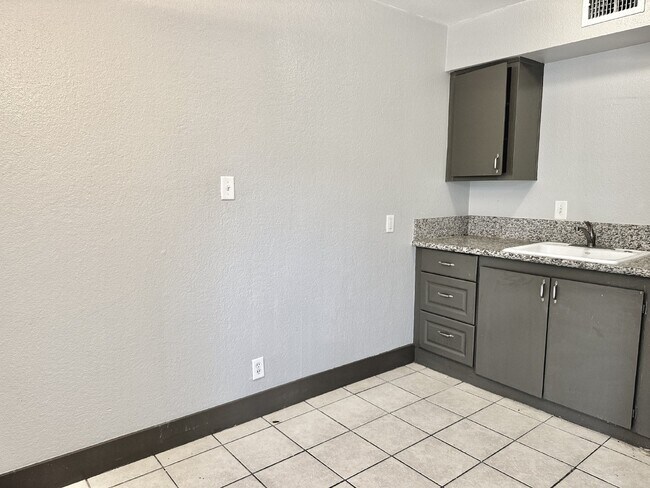 Building Photo - Chic 2-Bedroom Condo in Heart of Las Vegas...