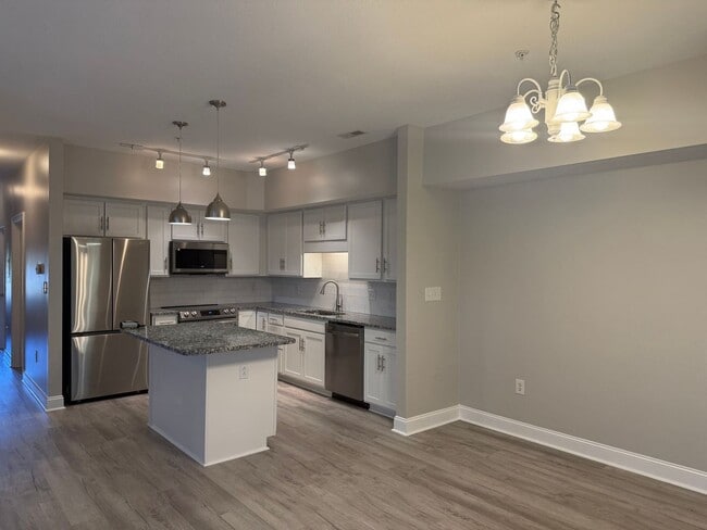 Building Photo - 2 bedroom, 2 bathroom