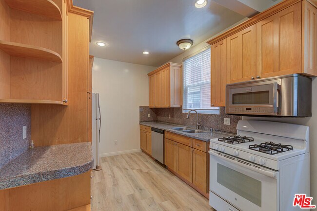 Building Photo - 320 S Reeves Dr