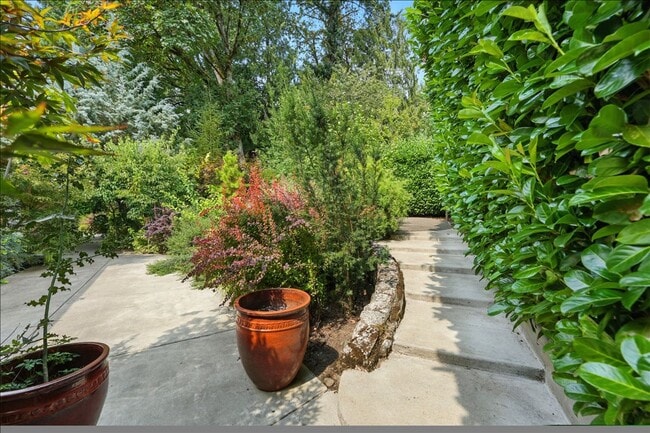 Building Photo - Charming Single-Level 3-Bedroom Home for R...