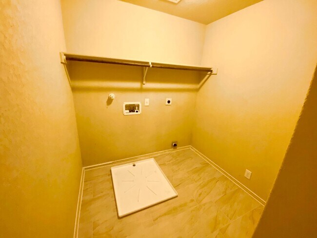 Building Photo - It's a Beauty ~ Great Location ~ 3/2.5 ~ M...