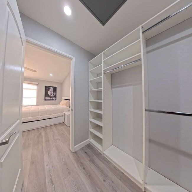 Building Photo - Highly Remodeled | 2nd Floor | Vaulted Ceilings