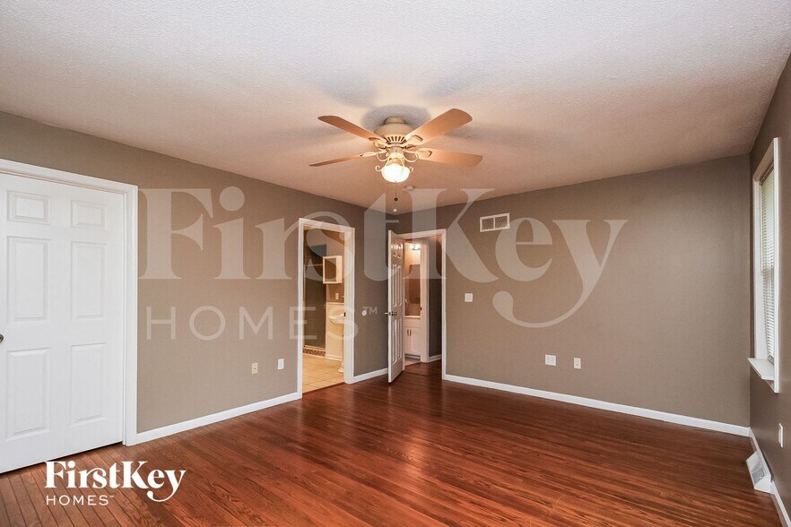 Building Photo - 704 Melrose St