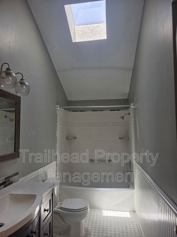 Building Photo - 607 SE Steeple Ln