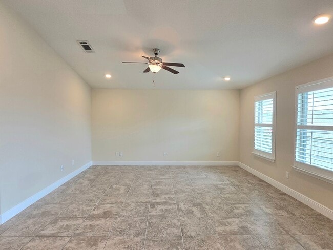 Building Photo - Charming 3-Bedroom Home