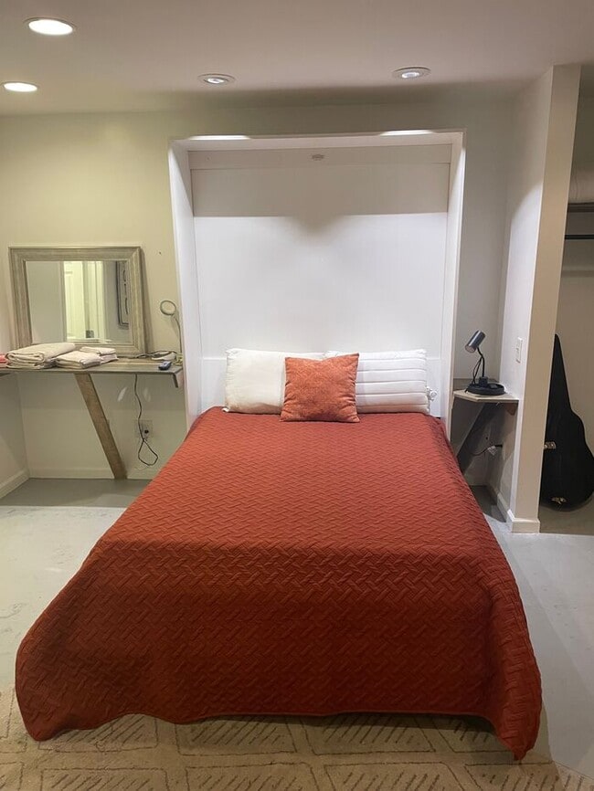 Building Photo - Furnished Studio Apartment