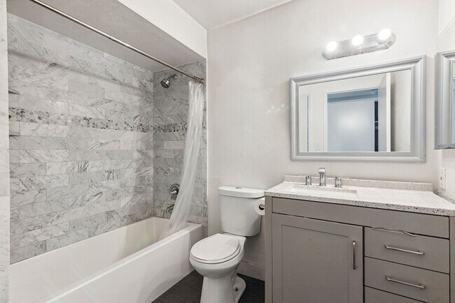 Building Photo - Spacious 3 Bed 2 Bath Townhome in Villa Po...