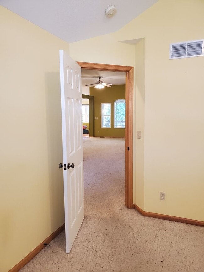 Building Photo - 3 bedroom 3 bath, 2car gar, balcony deck a...