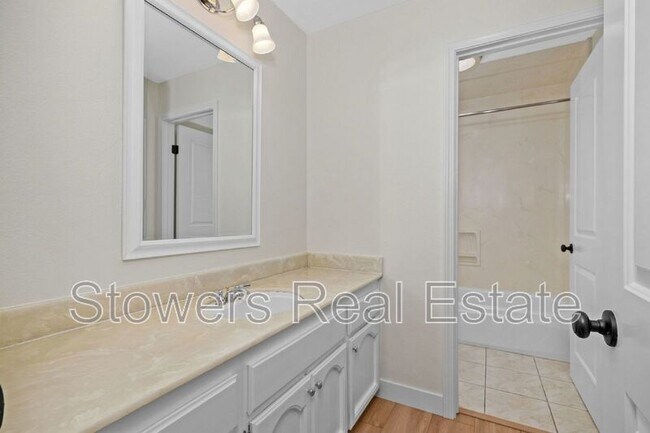 Building Photo - 2232 Oneida Cir