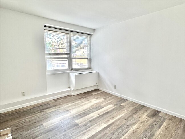 Building Photo - 210 N 17th St