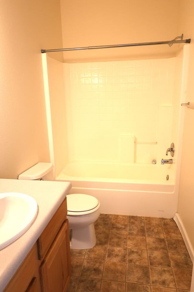 Building Photo - CUTE, CUTE, CUTE 3 BDRM TOWNHOME WITH GAS FIREPLACE!