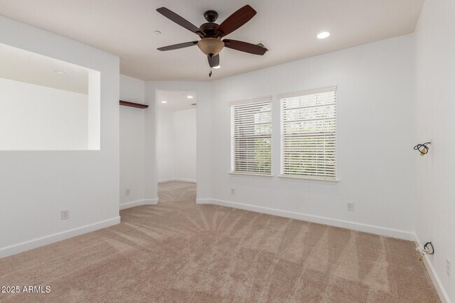 Building Photo - 5811 W Bonanza Ln