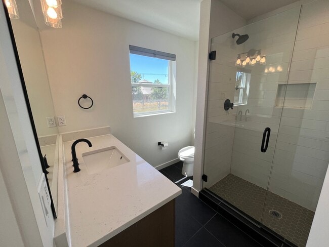 Building Photo - Beautiful 4Bd + 3Ba Home in North Portland...