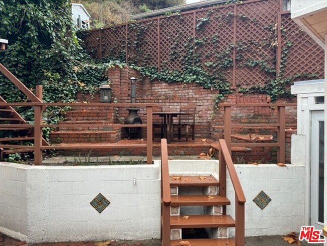 Building Photo - 1636 N Beverly Glen Blvd