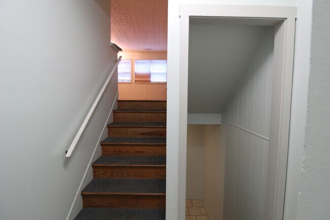 Building Photo - 1212 Mountain View Dr