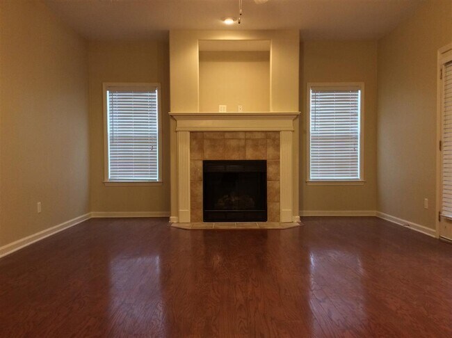 Building Photo - 3BD/2.5BA with Bonus Room in Collierville Farms.  Over 2300 sq ft!.  Pets are welcome!