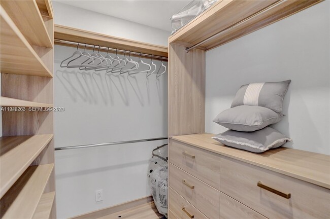 Building Photo - 2011 NE 31st Ct