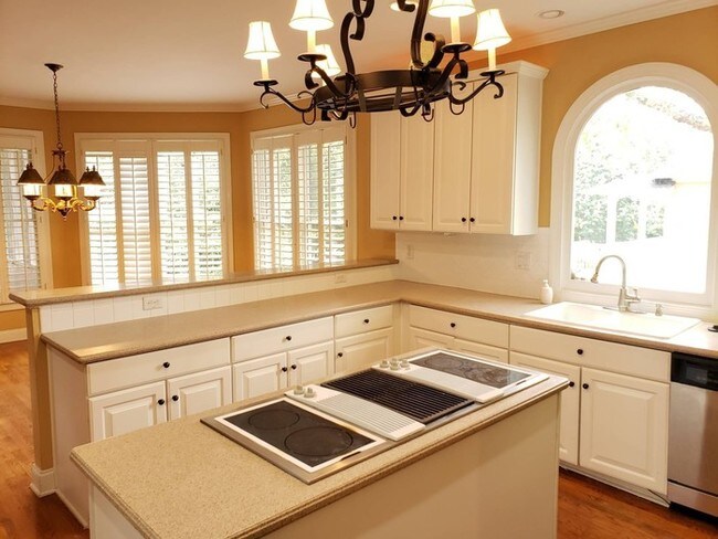 Building Photo - Johns Creek Beauty