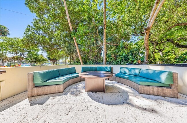 Building Photo - 2951 S Bayshore Dr