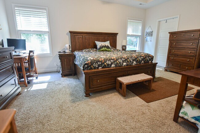 Building Photo - Pet Friendly Four Bedroom!