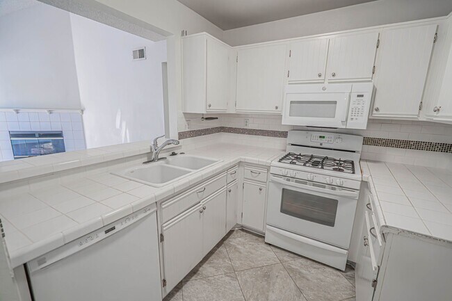 Building Photo - Santa Fe Double Primary Condo in Valencia!