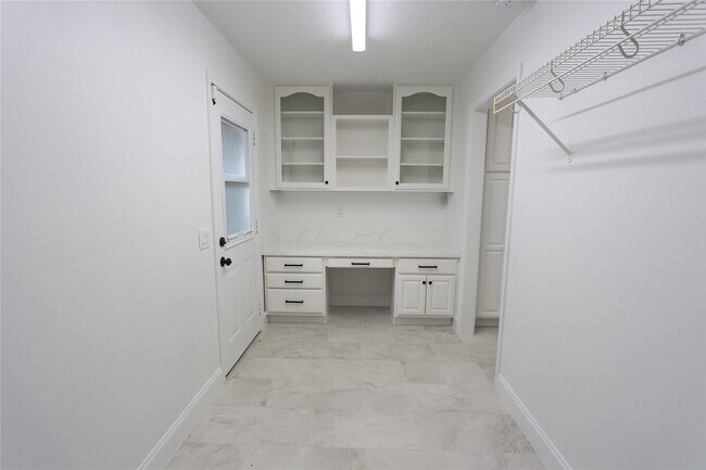 Building Photo - 4839 McDermed Dr