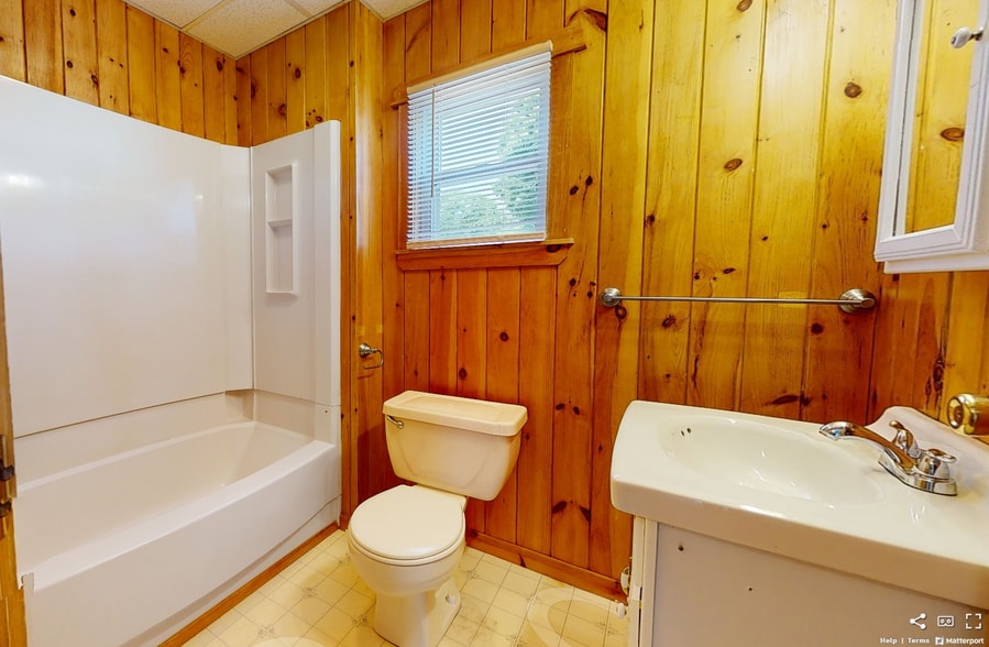 Bathroom - 50 Heath St