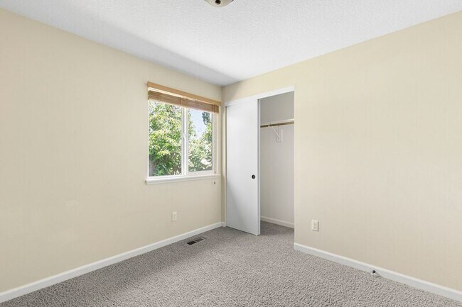 Building Photo - 3918 SE 52nd Ave