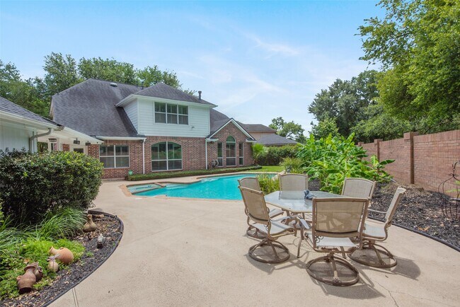 Building Photo - 1303 Red Oak Ct