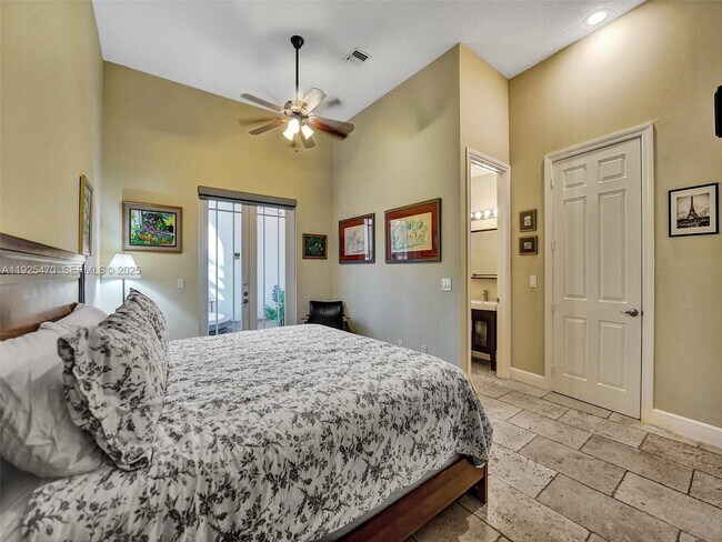 Building Photo - 2356 Wilton Dr