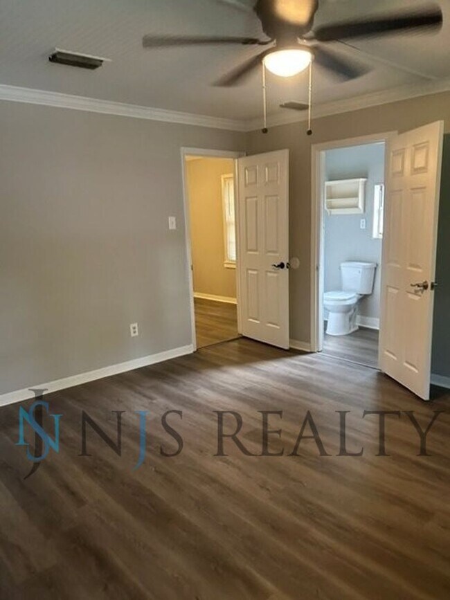 Building Photo - JUST RENOVATED! 2/1, 1180sq ft, Fully Updated Kitchen~Bath ~floors. NEW Appliances & Paint... wit...