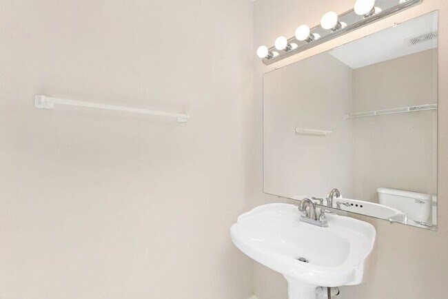 Building Photo - Renovated Spacious Townhomes