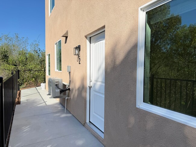 Building Photo - 1413 Shoshone St