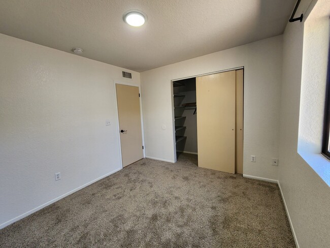 Building Photo - 1109 S Ocotillo Dr