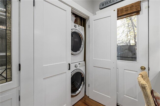 Building Photo - 30 Bull St