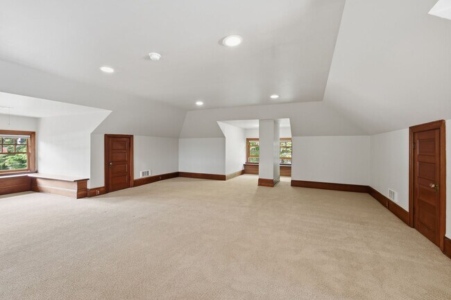 Building Photo - 5Bd/2.5Ba Everett Home
