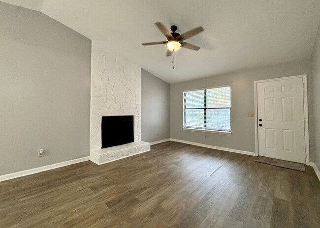 Building Photo - Charming 3 BR/2 BA Home in Crowfield Plantation