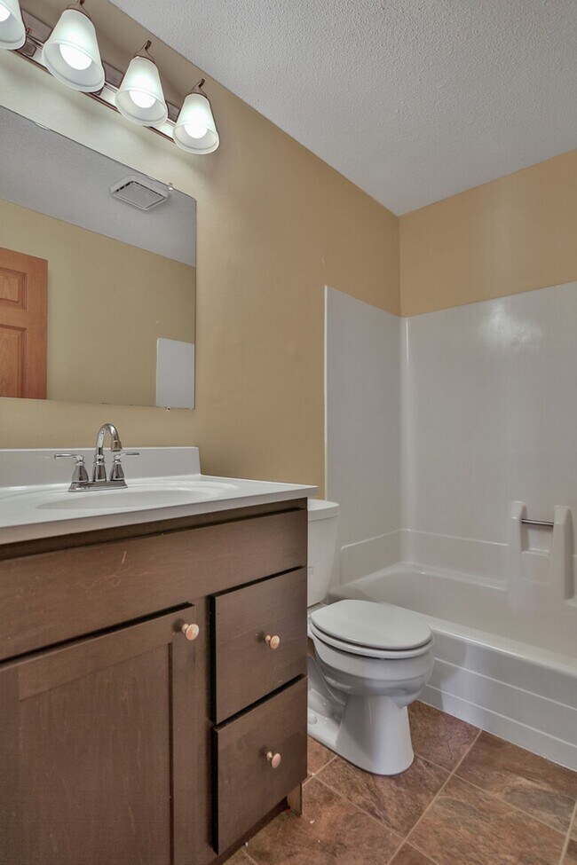 Building Photo - Wonderful 2BR in Peaceful Location 30 minu...