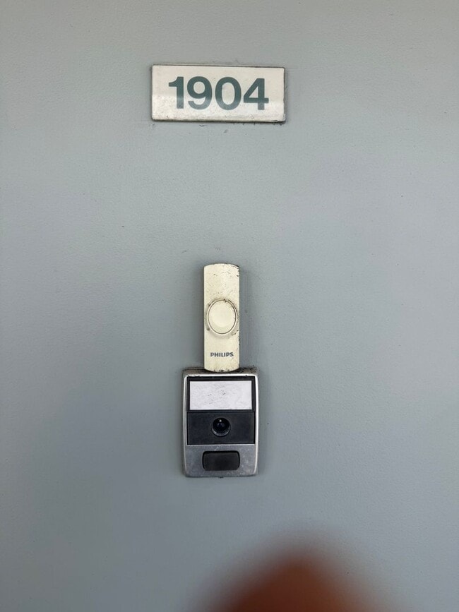 Building Photo - 1 Bed / 1 Bath | Utilities include | Near ...