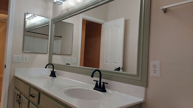 Building Photo - GORGEOUS HOME IN AVONDALE!!