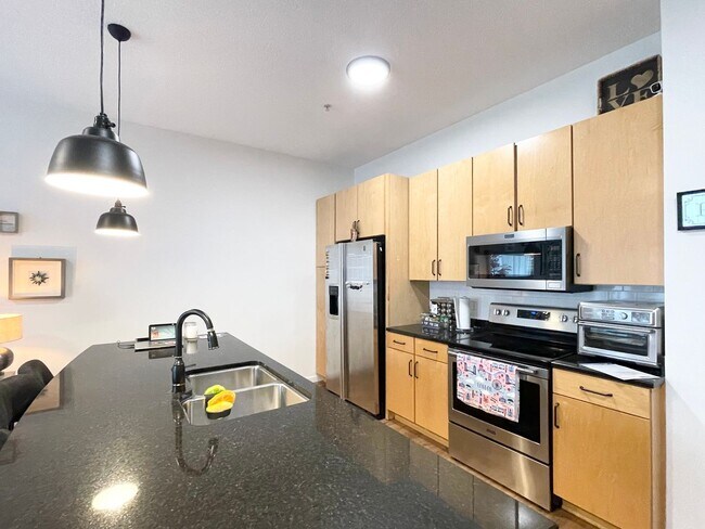 Building Photo - Luxury Condo Living in the Heart of Excelsior & Grand -Available NOW!