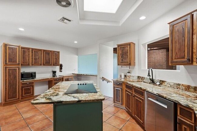 Building Photo - 770 N Lazy J Wy