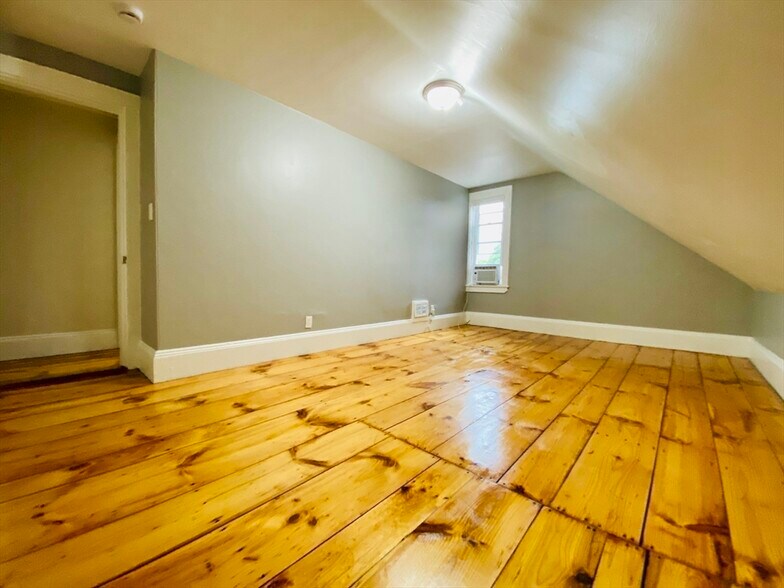 Building Photo - 18 Montvale Ave